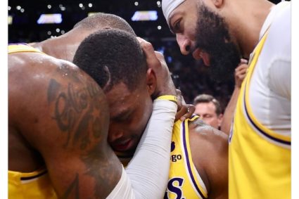 沃克赛后情绪激动 詹姆斯浓眉相拥安慰