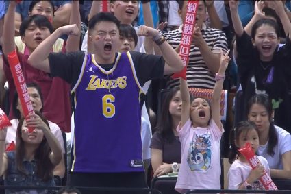 串场了！沈梓捷篮下打进后 场边穿詹姆斯球衣的球迷起身怒吼